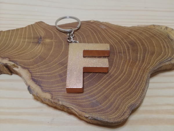 Ein Wunderschöner Schlüsselanhänger mit denn Buchstabe F